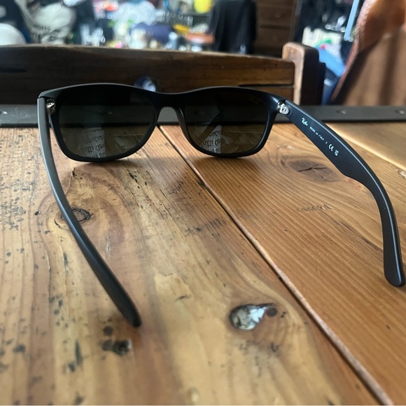Ray ban New Wayfarer Sunglasses ( Matte Black frame ) - Picture 3 of 9
